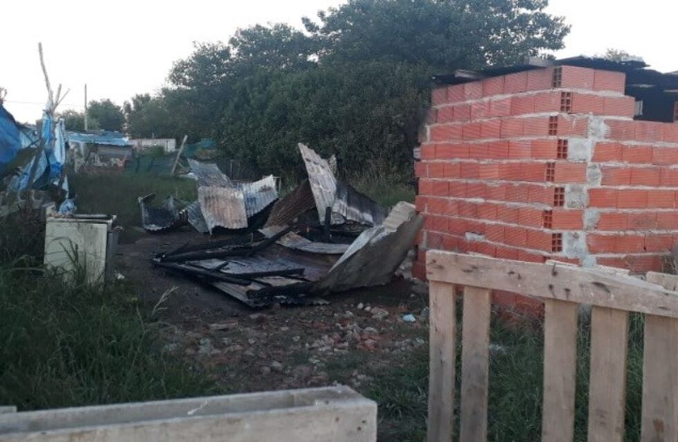 Incendio devoró por completo una precaria vivienda de barrio Virgen de Luján