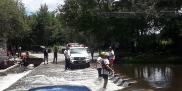 Bomberos Voluntarios debieron rescatar a la conductora del vehículo que estaba siendo arrastrado por la corriente\u002E