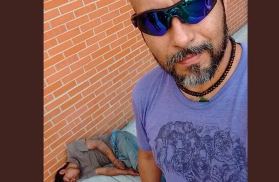 Un hombre enfrentó a un ladrón, lo noqueó, se sacó una foto con él y la subió a las redes