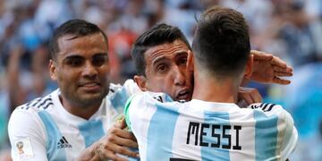 Kazan (Russian Federation), 30/06/2018\u002E- Angel Di Maria (C) of Argentina celebrates scoring the equalizer with teammate Lionel Messi (R) during the FIFA World Cup 2018 round of 16 soccer match between France and Argentina in Kazan, Russia, 30 June 2018\u002E\r\n\r\n\r\n(RESTRICTIONS APPLY: Editorial Use Only, not used in association with any commercial entity - Images must not be used in any form of alert service or push service of any kind including via mobile alert services, downloads to mobile devices or MMS messaging - Images must appear as still images and must not emulate match action video footage - No alteration is made to, and no text or image is superimposed over, any published image which: (a) intentionally obscures or removes a sponsor identification image; or (b) adds or overlays the commercial identification of any third party which is not officially associated with the FIFA World Cup) (Mundial de Fútbol, Rusia, Francia) EFE/EPA/FELIPE TRUEBA EDITORIAL USE ONLY