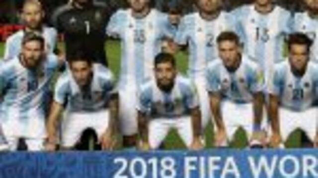 equipo plantel formacion futbolistas jugadores Argentina's team pose during a 2018 World Cup qualifying soccer match against Colombia in San Juan, Argentina, Tuesday, Nov. 15, 2016. (AP Photo/Victor R. Caivano) san juan  eliminatorias campeonato mundial 2018 futbol futbolistas partido seleccion argentina colombia