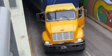 Un camión impactó contra el viaducto y paró el tránsito\u002E (El Informante)