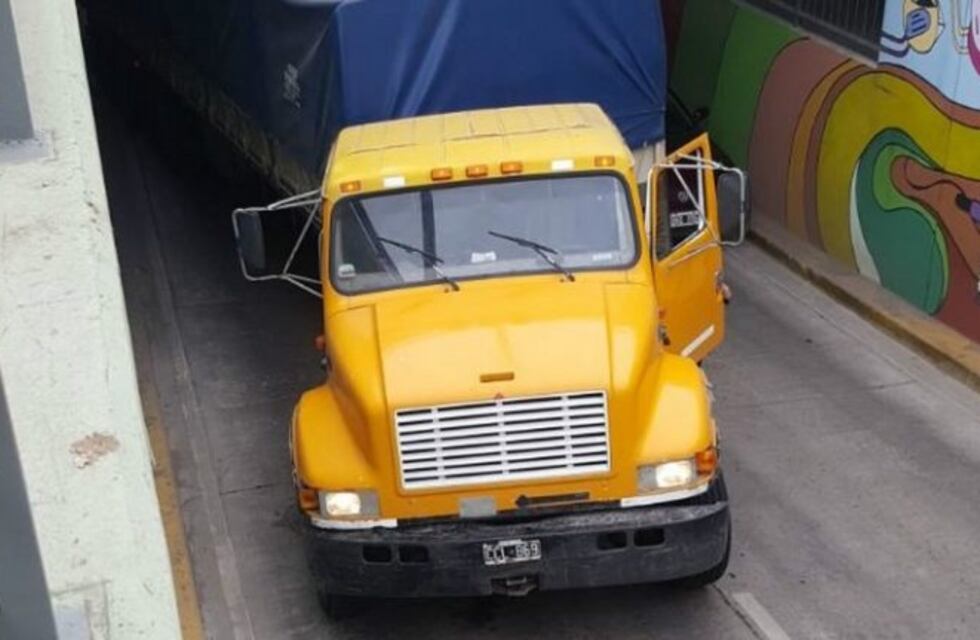 Un camión impactó contra el viaducto de calle Mitre y bloqueó el tránsito por varias horas