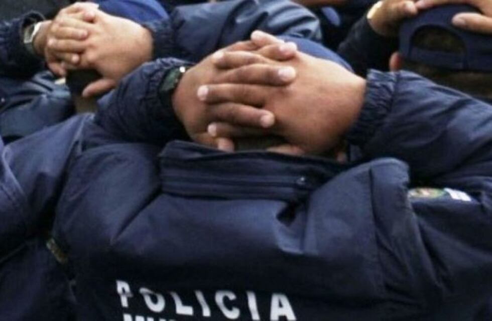 Vestidos de policías roban en una vivienda