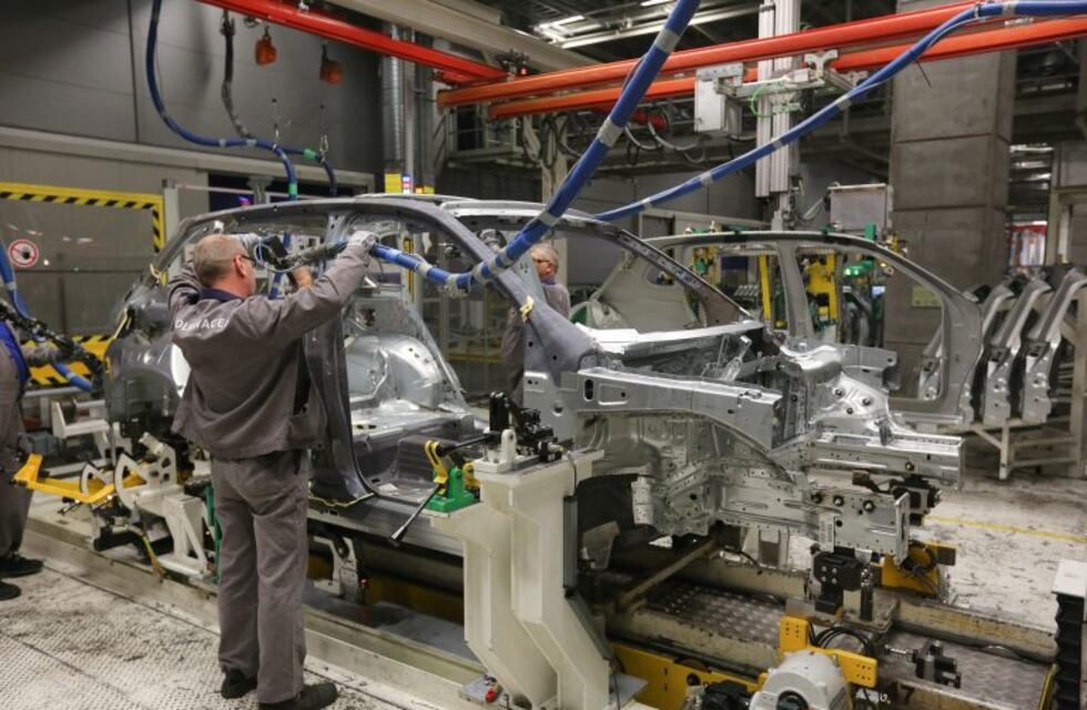 La industria se desplomó 10,8% en enero y acumuló nueve meses en rojo