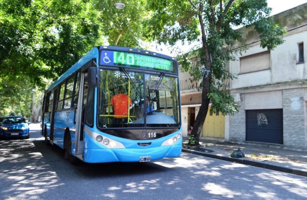 Detuvieron a un pasajero que se negó a bajarse del 140 y golpeó a una mujer