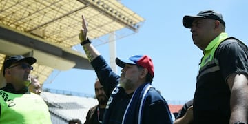 Diego Armando Maradona agradeció el cariño de los hinchas en Mendoza. / Marcelo Rolland