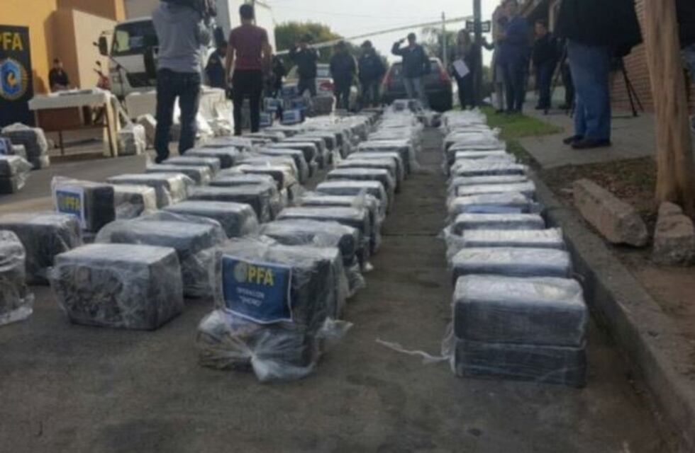 Hallaron al menos cinco toneladas de marihuana en un camión térmico en Berazategui