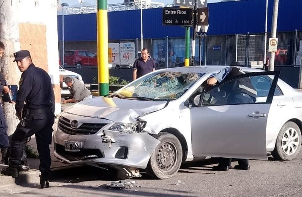 Un remís volcado y un motociclista atropellado en pleno centro de Salta