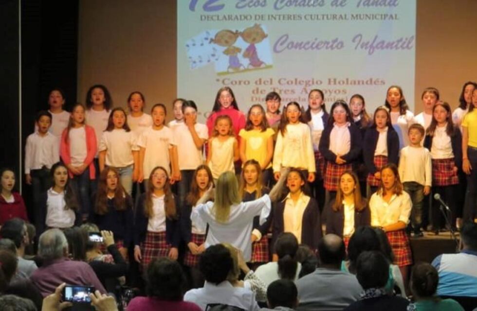 Encuentro de Coros Juveniles en el Salón Blanco de la Municipalidad