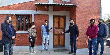 Entrega de viviendas sociales en Fernández, Departamento Robles\u002E