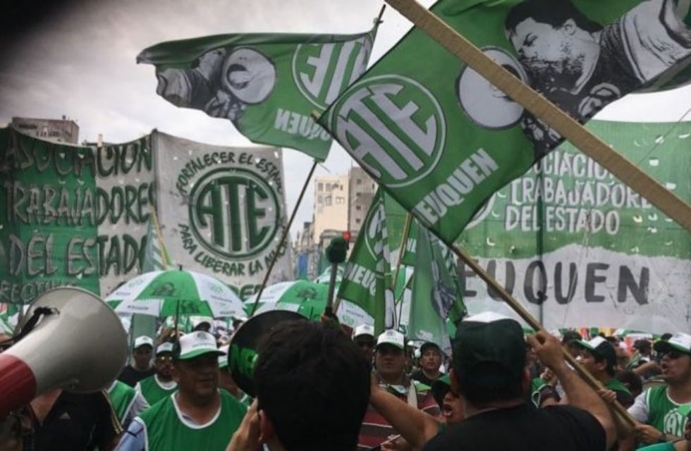 Trabajadores estatales reclaman en el centro de Neuquén por sus salarios