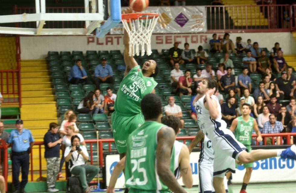 Atenas ganó, con los imparables Sims y Meyinsse