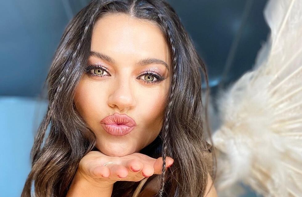 Sofía “Jujuy” Jiménez se declaró fan del verano mientras posaba con una microbikini rosa