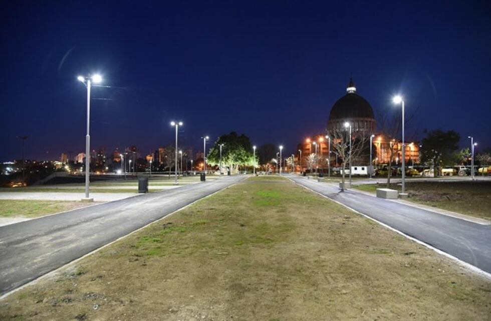 Avanza el recambio de luminarias por Rivadavia en el tramo Falcón - Bogado