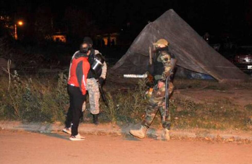 Desalojaron a 17 familias que habían tomado un terreno baldío en Santa Rosa
