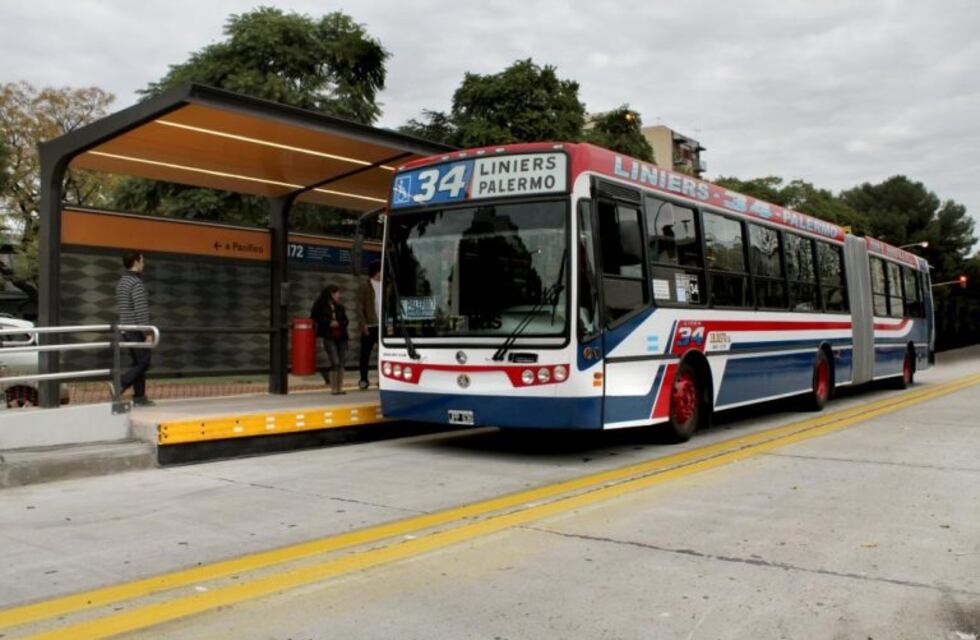 Un hombre murió tras ser atropellado por un colectivo en el Metrobús de Villa Crespo