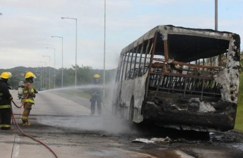 Se incendió un colectivo en la autopista Córdoba-Villa Carlos Paz