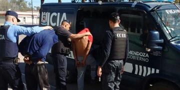 Dos jóvenes fueron aprehendidos por la Policía en Luján de Cuyo, uno de ellos tenía pedido de captura\u002E