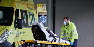 28/04/2020 Miembros de una ambulancia del DYA Navarra procede al traslado de un paciente en el Complejo Hospitalario de Navarra durante a Pandemia Covid-19 en Abril 28, 2020 en Pamplona, Navarra, España SOCIEDAD Eduardo Sanz / Europa Press