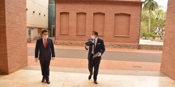 El gobernador de Misiones, Oscar Herrera Ahuad, ingresando a la legislatura provincial donde fue recibido por su presidente, Carlos Rovira, para su informe anual ante el Parlamento Digital\u002E (Legislatura)