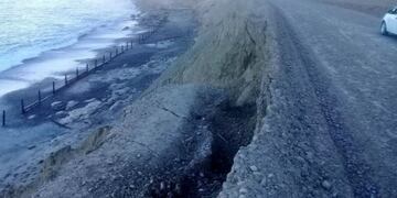 Complicaciones en el camino costero de kilómetro 4 por la marejada