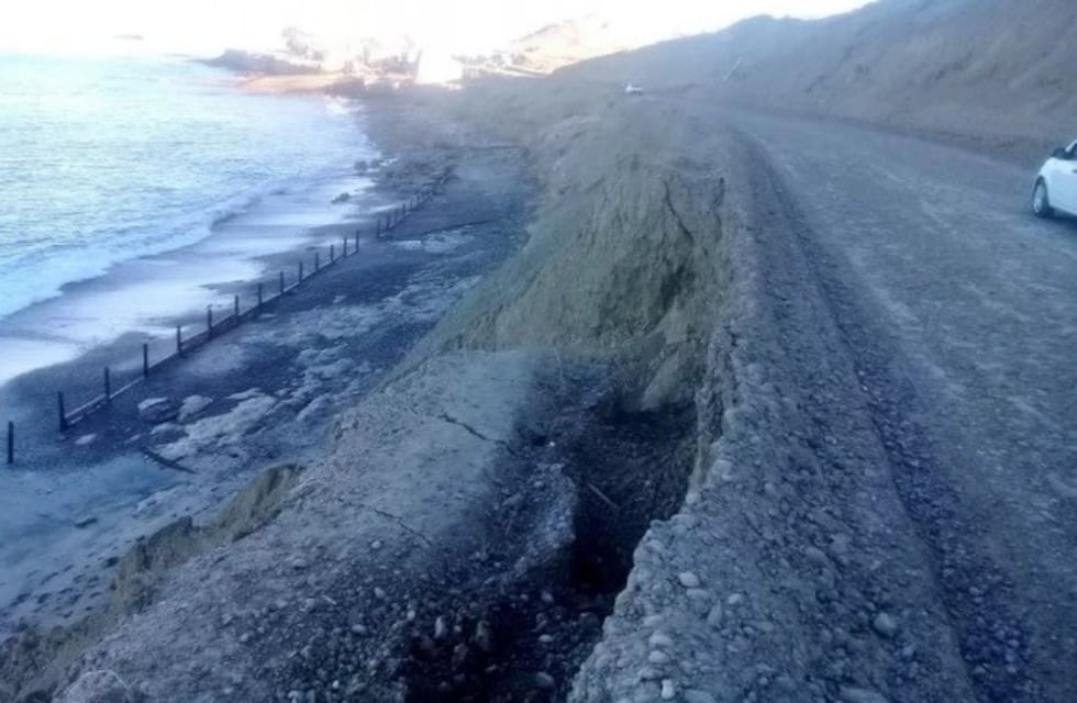 Complicaciones en el camino costero de kilómetro 4 por la marejada