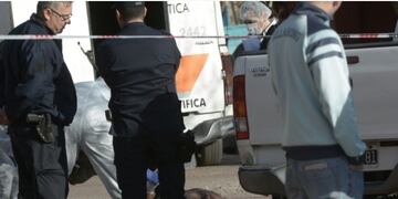 El taxista, oriundo de Rodeo de la Cruz, Guaymallén, dijo que uno de los individuos lo tomó por la espalda mientras manejaba, lo amenazó con un cuchillo que le colocó en el cuelo y lo obligó a detenerse\u002E