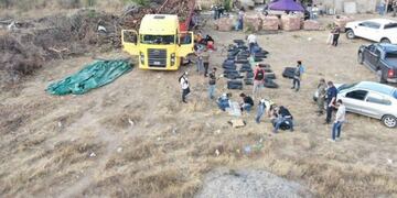 15 integrantes de la banda que quedaron detenidos fueron trasladados al Juzgado Federal de Formosa bajo un fuerte operativo de seguridad\u002E