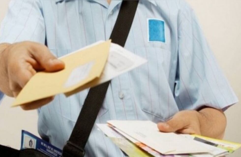 Multan empresa de correo por tirar cartas por una ventana