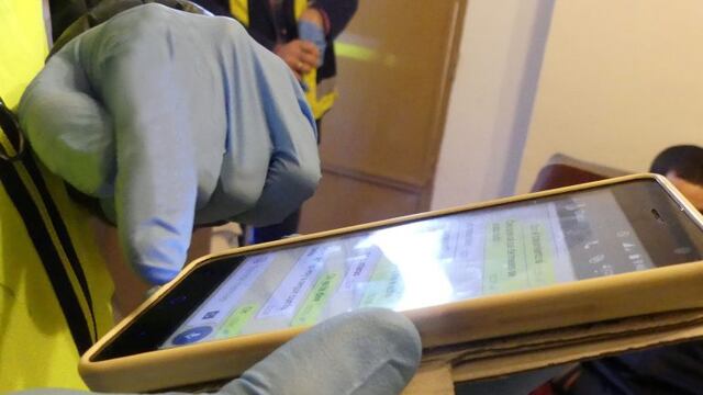 ID:28138284 HANDOUT - Policu00edas inspeccionan material confiscado en la desarticulaciu00f3n en Espau00f1a de la mayor red internacional de distribuciu00f3n de pornografu00eda infantil a travu00e9s de Whatsapp, el 18/04/2017, en un sitio sin precisar.n(ATENCIu00d3N u00b7 Para utilizar