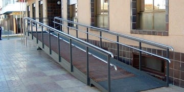 Buscan regular el uso de rampas en edificios de La Plata para prevenir accidentes