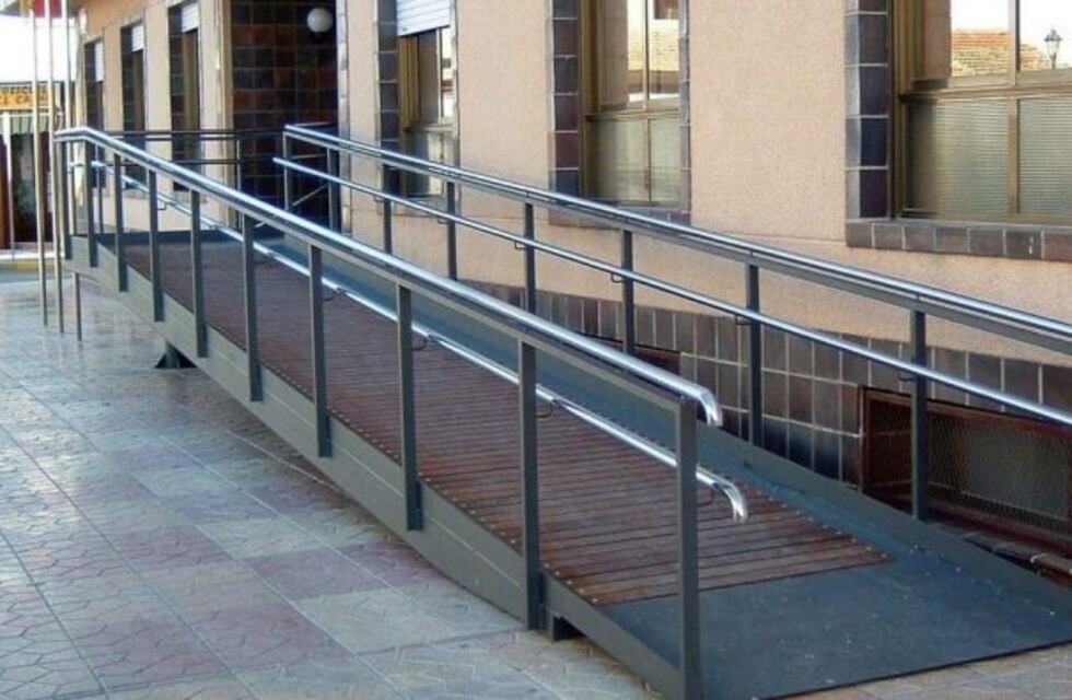 Buscan regular el uso de rampas en edificios de La Plata para prevenir accidentes