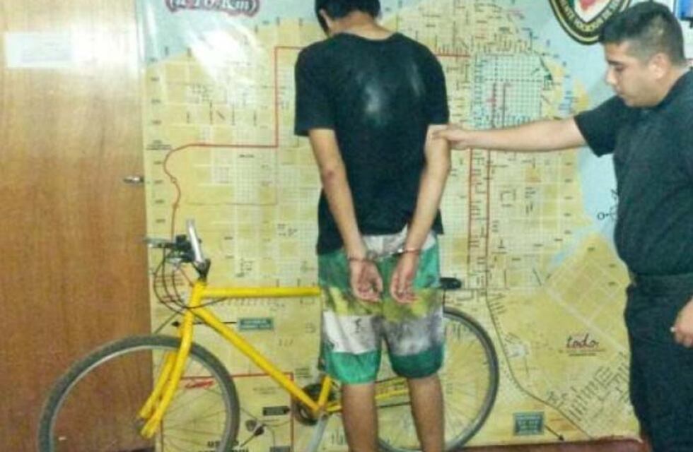 Desafió a la policía con su bicicleta e impidió el avance de un patrullero