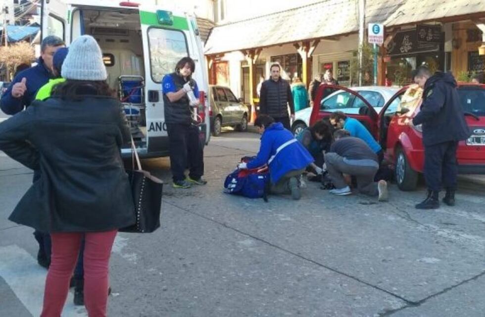 Chocó contra un auto estacionado tras desconpensarse al volante