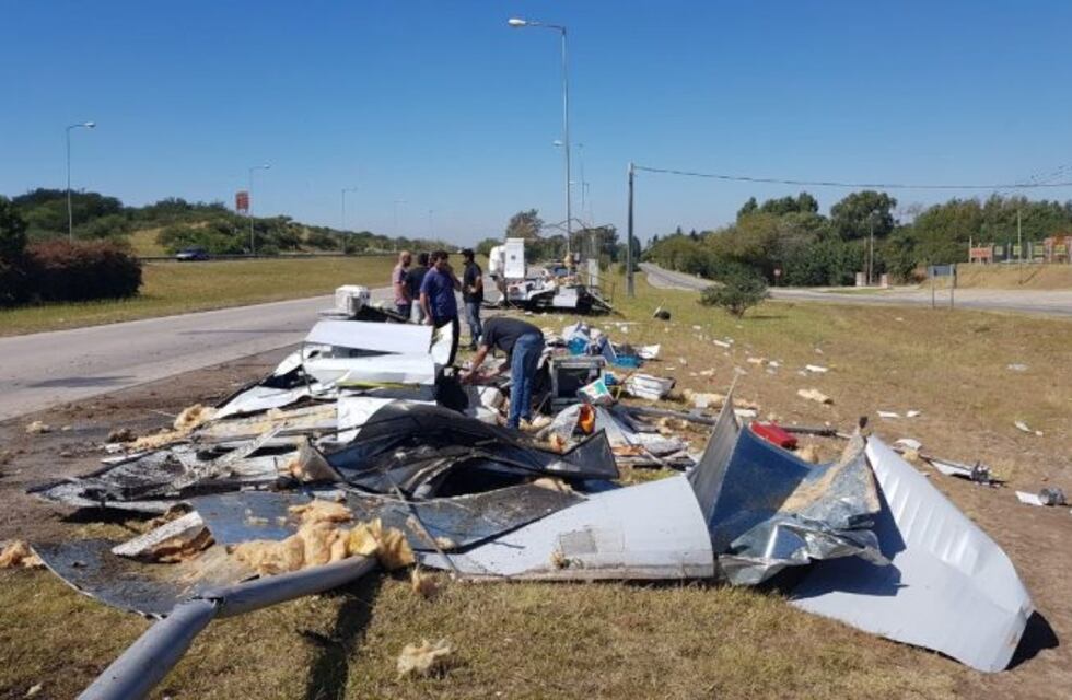 Chocó un food truck en la autopista Córdoba-Carlos Paz y quedó destruido