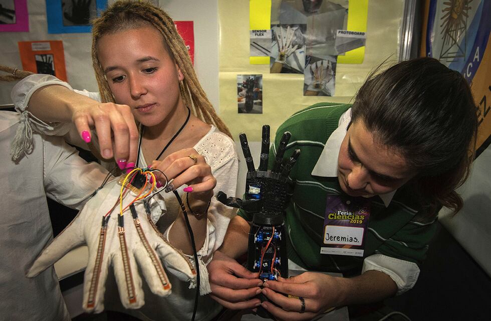 Feria de Ciencias, Arte y Tecnología en el Sum de la Escuela Técnica