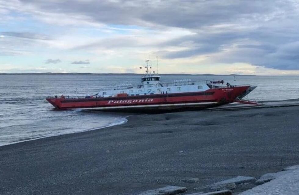 Demoras en el cruce al continente: encalló una barcaza