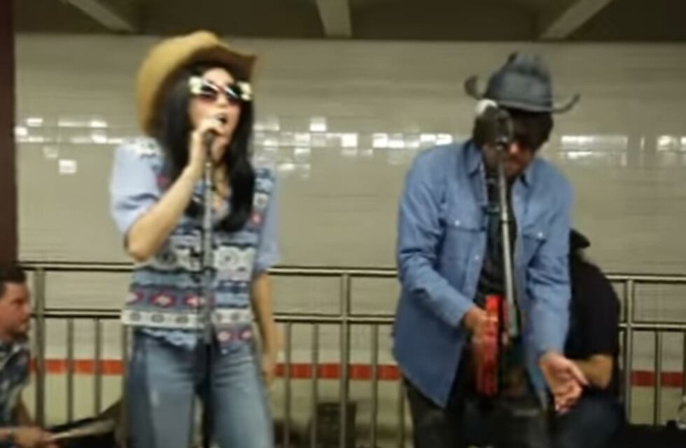 Miley Cirus y Jimmy Fallon cantaron de incógnita en el subte de Nueva York