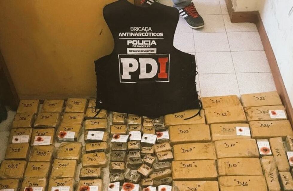 Insólito: chocaron con un micro y huyeron porque llevaban marihuana escondida en el auto