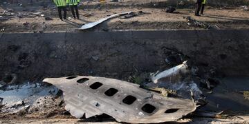 -FOTODELDIA- ABD01\u002E SHAHRIAR (IRÁN), 08/01/2020\u002E- Miembros de los servicios de emergencia observan parte del fuselahe del Boeing 737 de la compañía ucraniana UIA que se ha estrellado esta madrugada en Teherán (Israel)\u002E Nacionales de siete países, entre ellos 63 canadienses, han muerto en el accidente aéreo\u002E EFE/ Abedin Taherkenareh