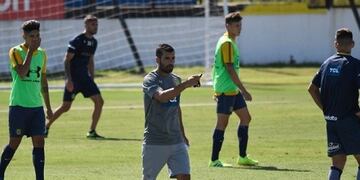 Paulo Ferrari piensa en el equipo que enfrentará el miércoles a la Católica\u002E (Archivo)