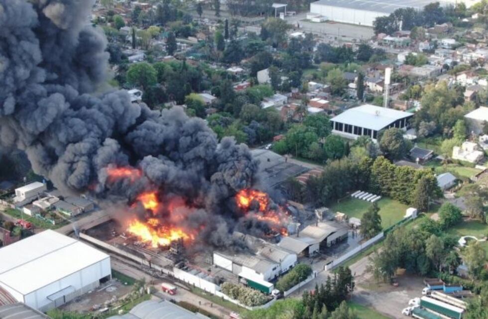 Un incendio afectó a una fábrica de productos químicos en Benavídez