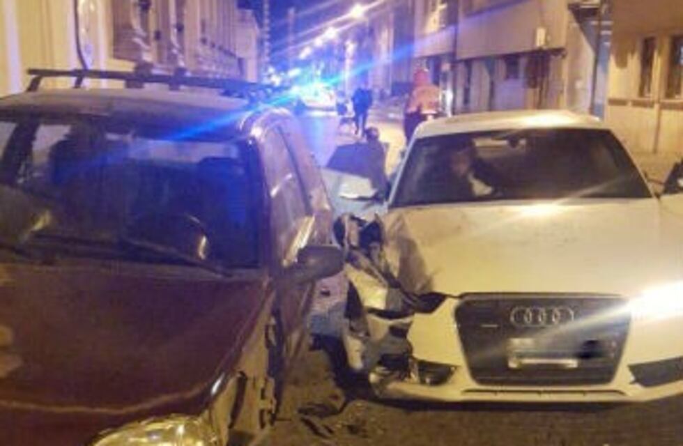 Ex futbolista con ruedo internacional chocó en el centro a dos autos estacionados