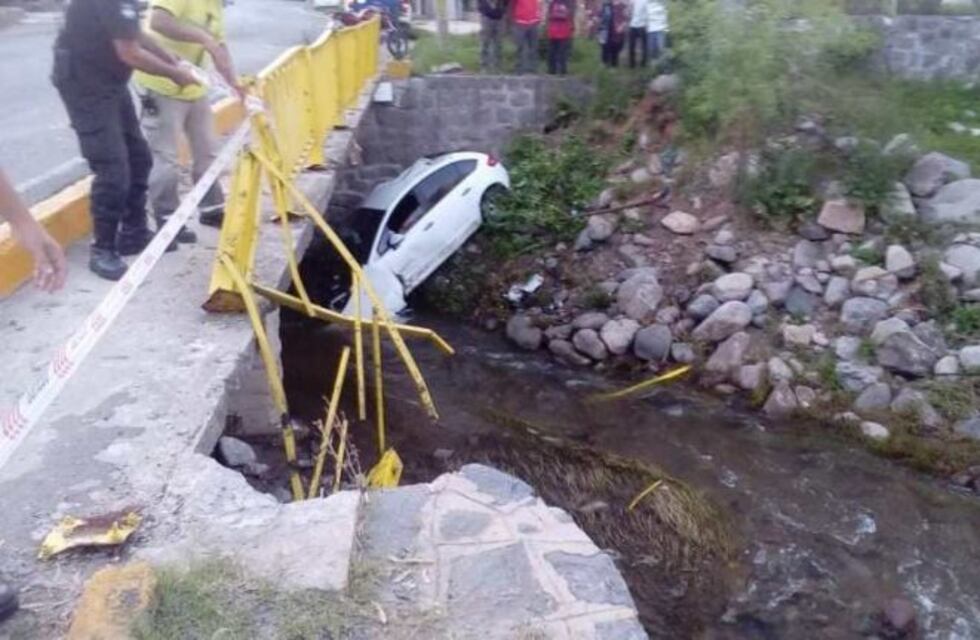 Río Ceballos: chocaron con una baranda y cayeron al río