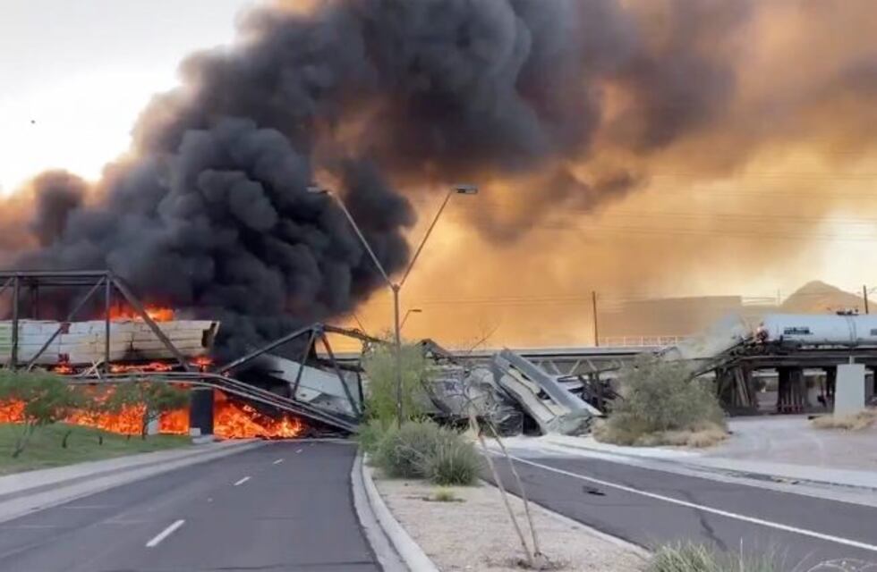 Descarriló un tren en un puente de Arizona y provocó un feroz incendio