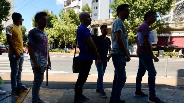 Se formó una larga fila de personas para presentar su CV en una empresa de La Plata
