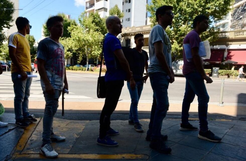 Se formó una larga fila de personas para presentar su CV en una empresa de La Plata