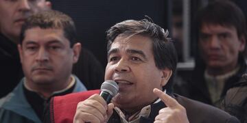 DYN701, BUENOS AIRES 04/06/2011 SE REALIZA EL CONGRESO DEL PARTIDO JUSTICIALISTA BONAERENSE EN EL POLIDEPORTIVO MUNICIPAL DE TRES DE FEBRERO\u002E FOTO:DYN/ALBERTO RAGGIO\u002E buenos aires Mario Ishii CONGRESO DEL PARTIDO JUSTICIALISTA BONAERENSE funcionarios politicos apoyaron la reeleccion de la presidenta intendente de Jose C\u002E Paz