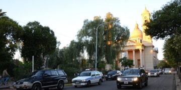 Estacionamiento alrededor de la plaza Pringles en San Luis\u002E